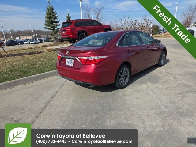 Used 2015 Toyota Camry SE w/ Moonroof Package image 3