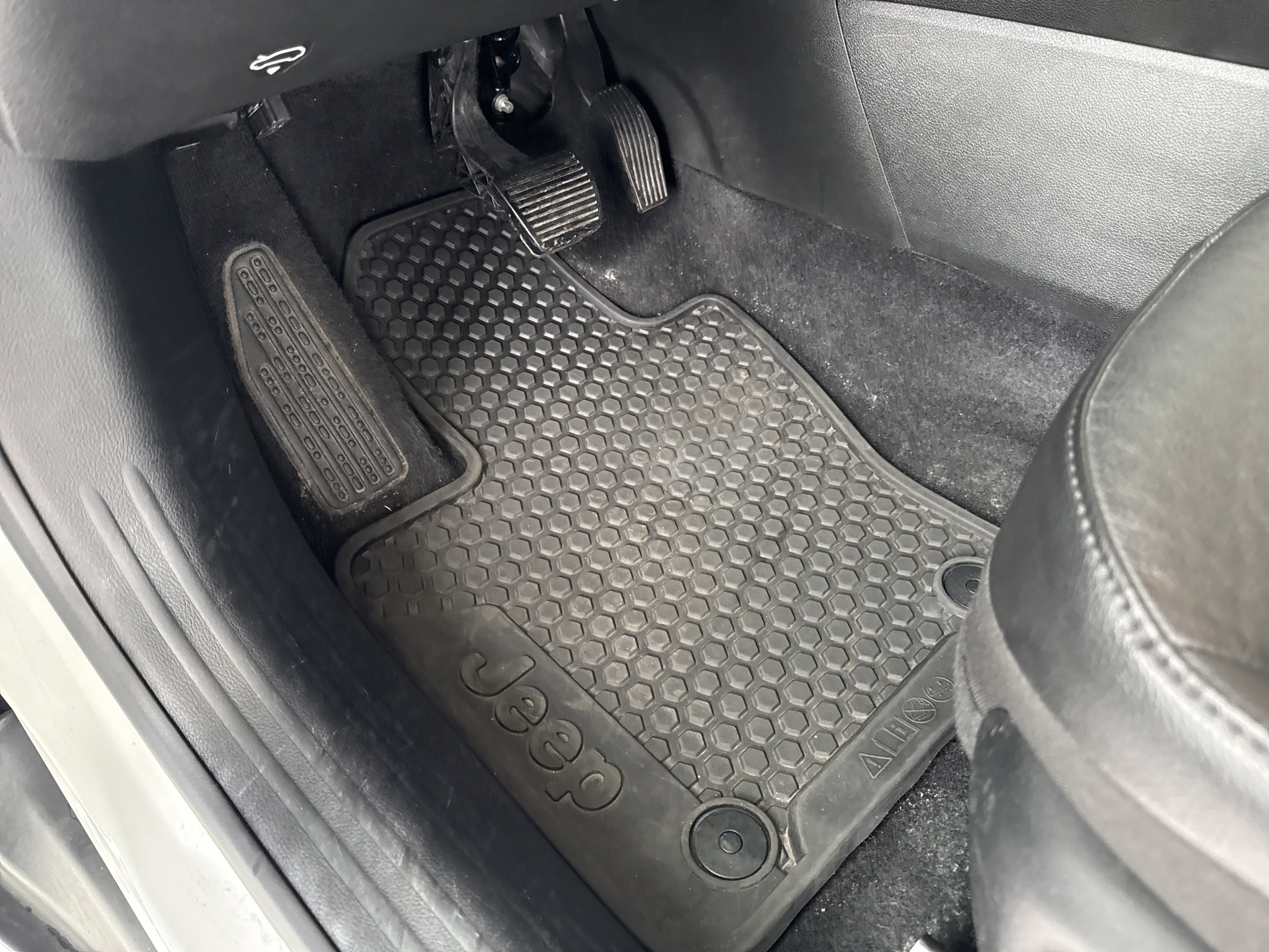 Used 2025 Jeep Compass Trailhawk image 16