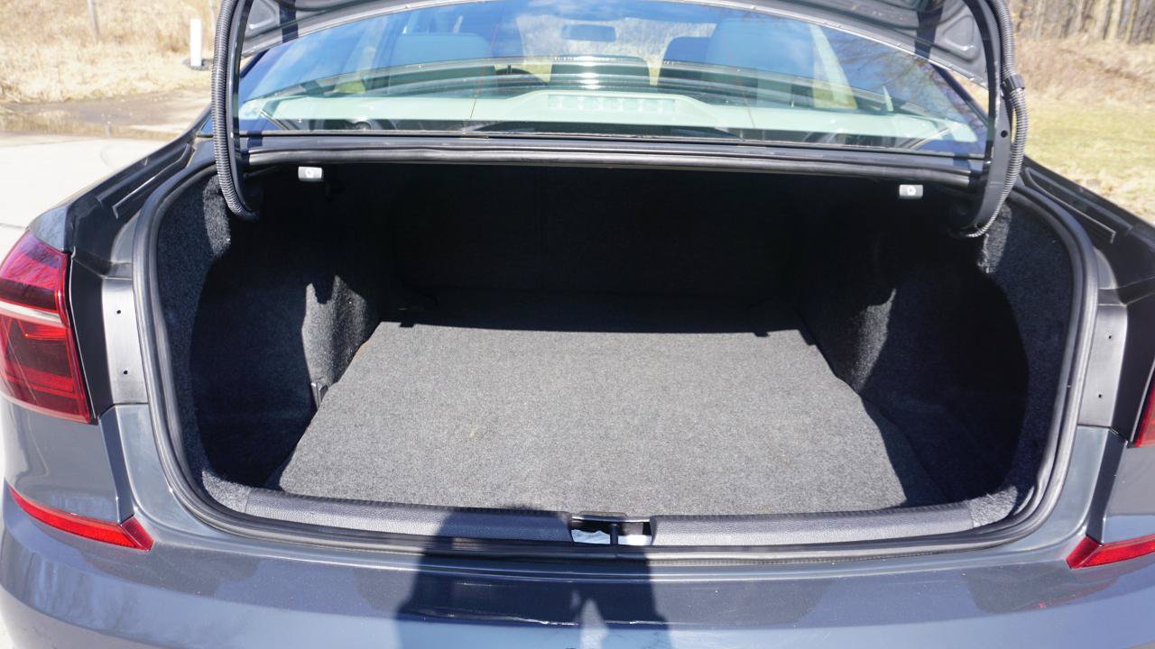 Used 2018 Volkswagen Passat 2.0T R-Line FWD image 25