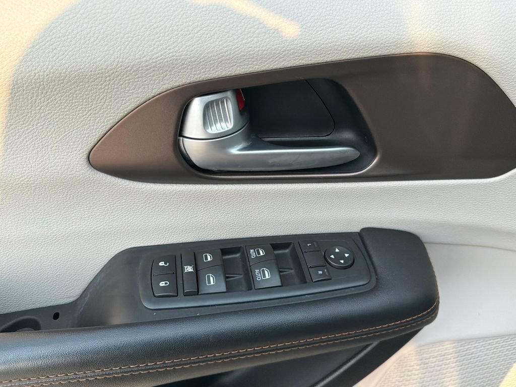 Used 2017 Chrysler Pacifica LX w/ Tire & Wheel Group FWD image 16