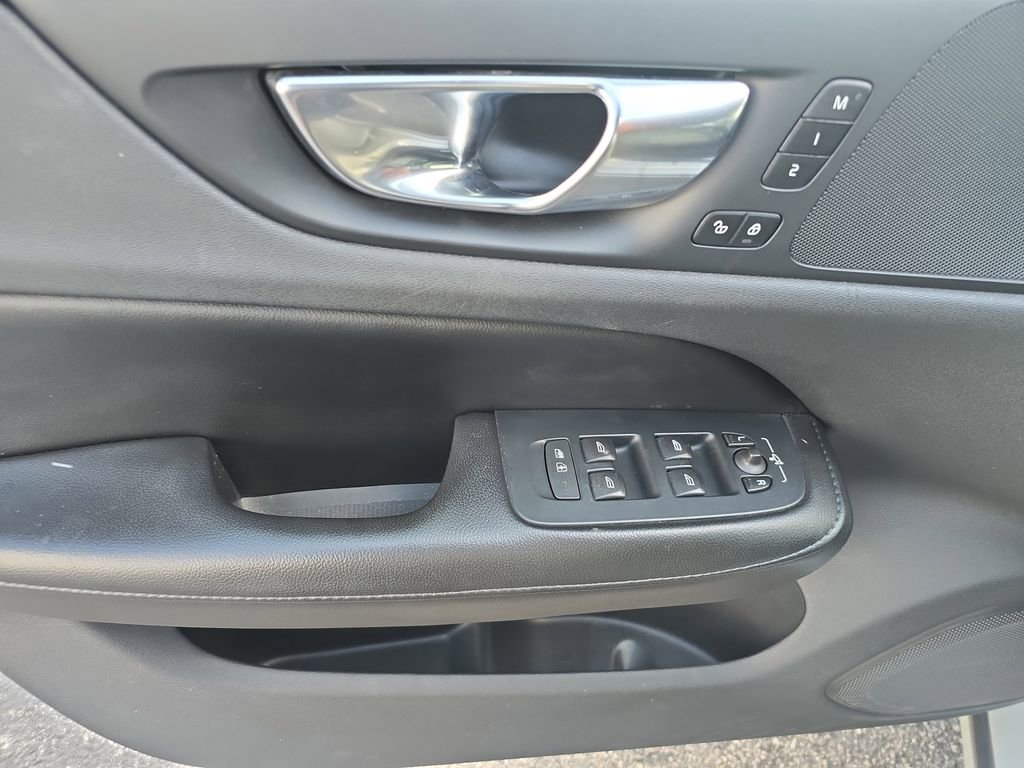 Used 2020 Volvo S60 T5 Momentum image 15