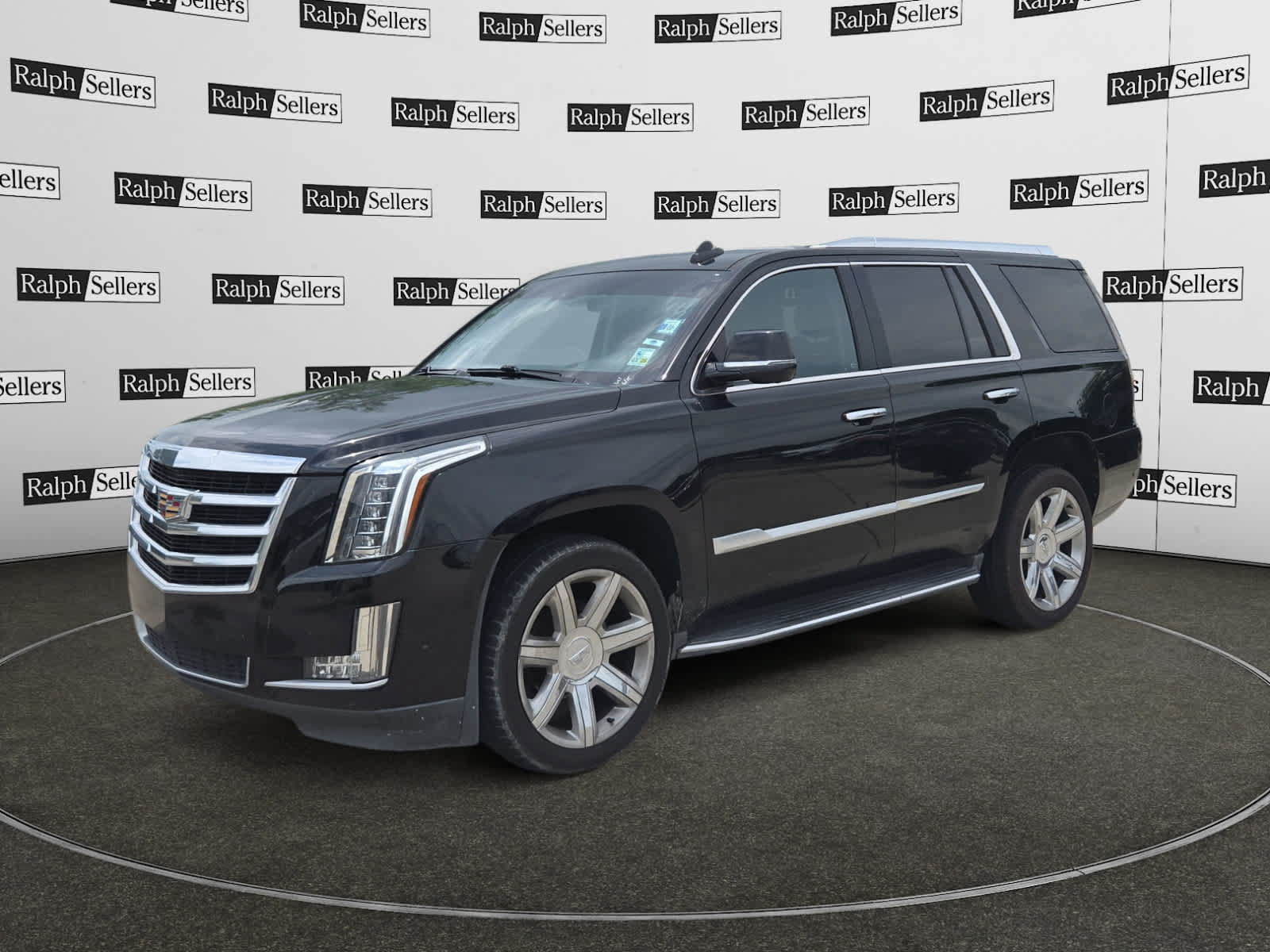 Used 2018 Cadillac Escalade Luxury AWD/4WD image 2
