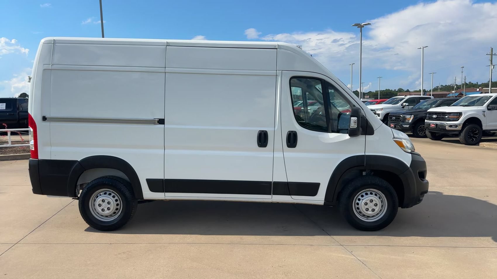 Used 2025 RAM ProMaster 2500 w/ Convenience Group FWD image 2