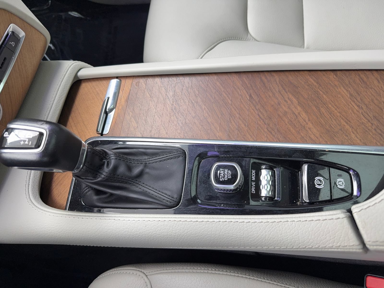 Used 2021 Volvo XC90 T6 Momentum w/ Advanced Package AWD/4WD image 32