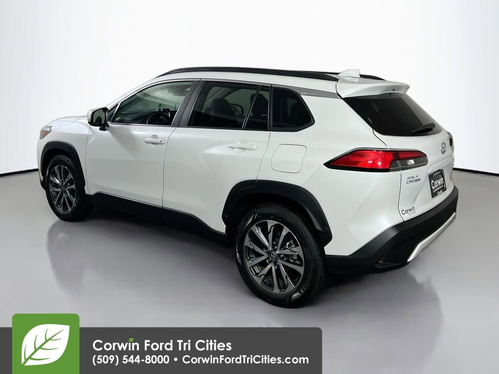 Used 2023 Toyota Corolla Cross XLE image 11