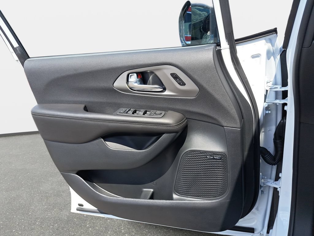 New 2027 Chrysler Pacifica Limited AWD/4WD image 29