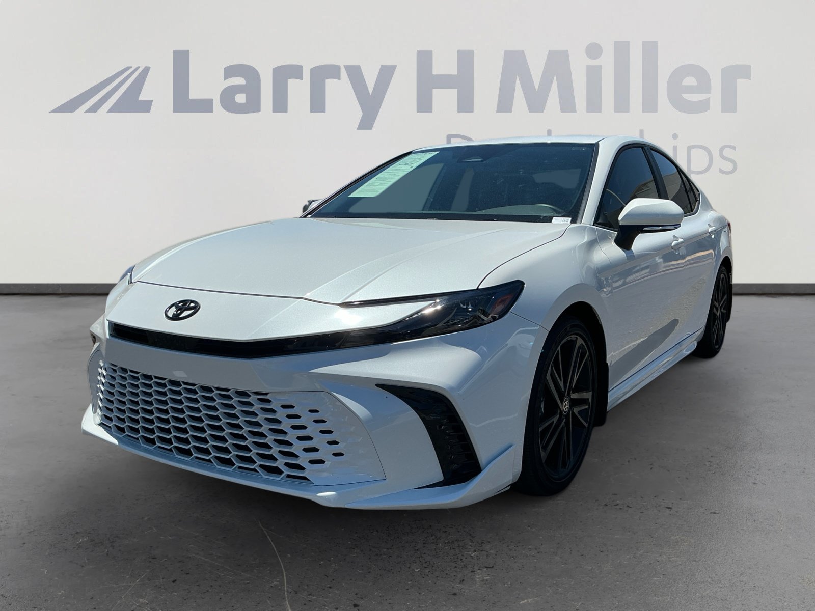 Used 2026 Toyota Camry XSE FWD image 1