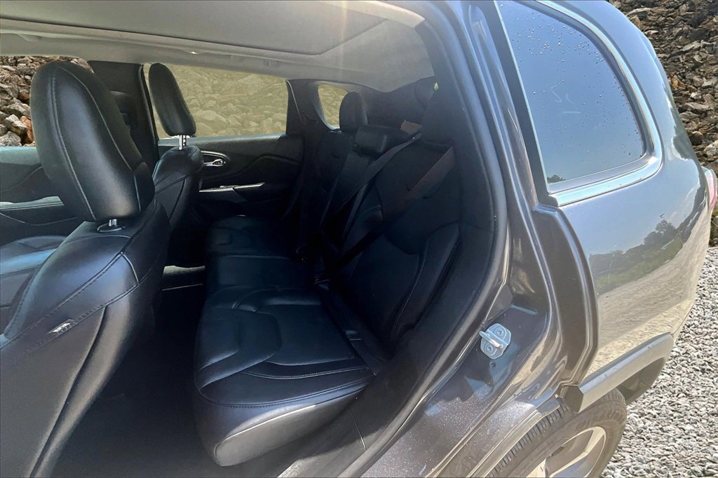 Used 2021 Jeep Cherokee Limited image 19