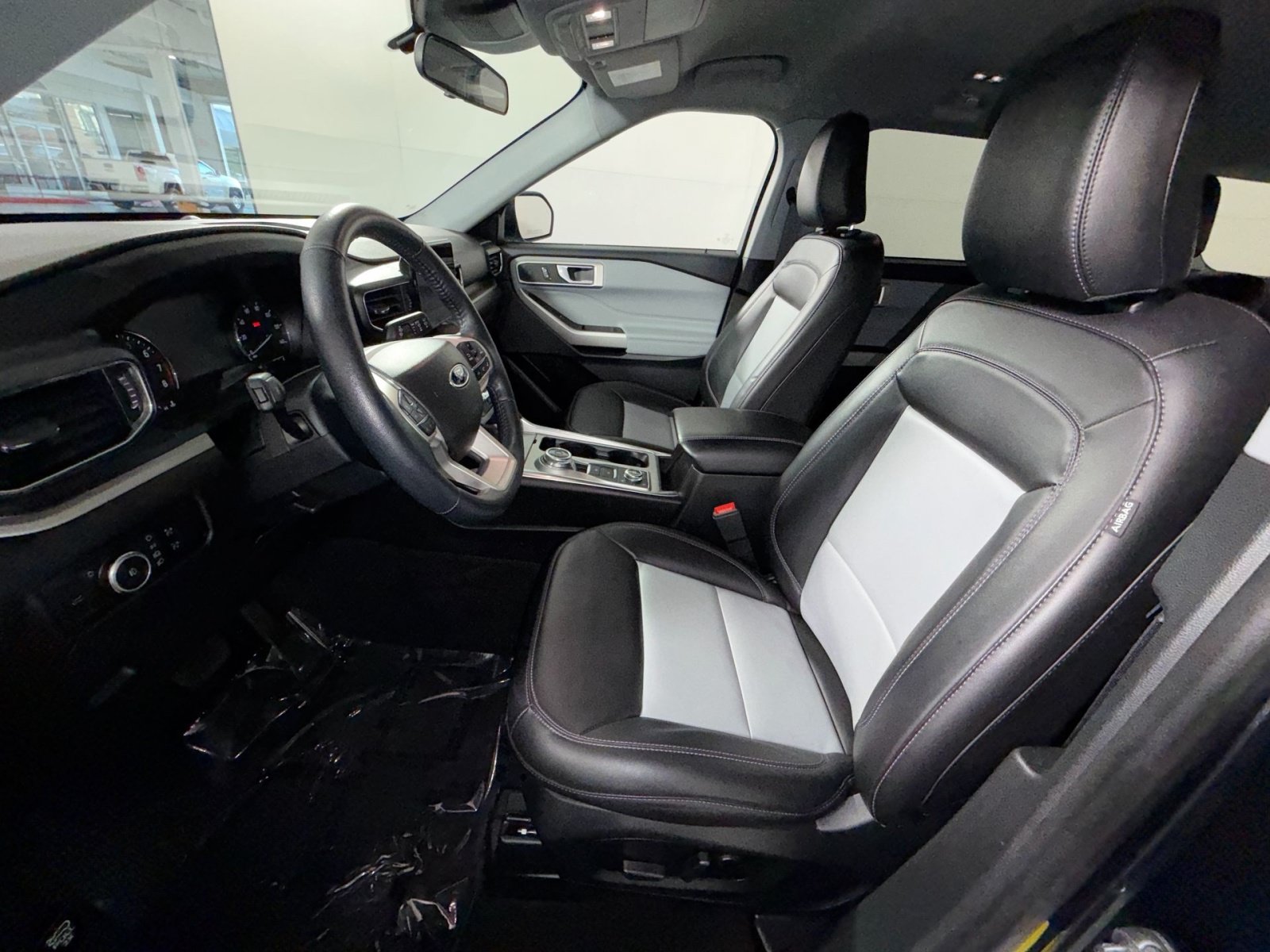 Used 2023 Ford Explorer XLT w/ Equipment Group 202A AWD/4WD image 13