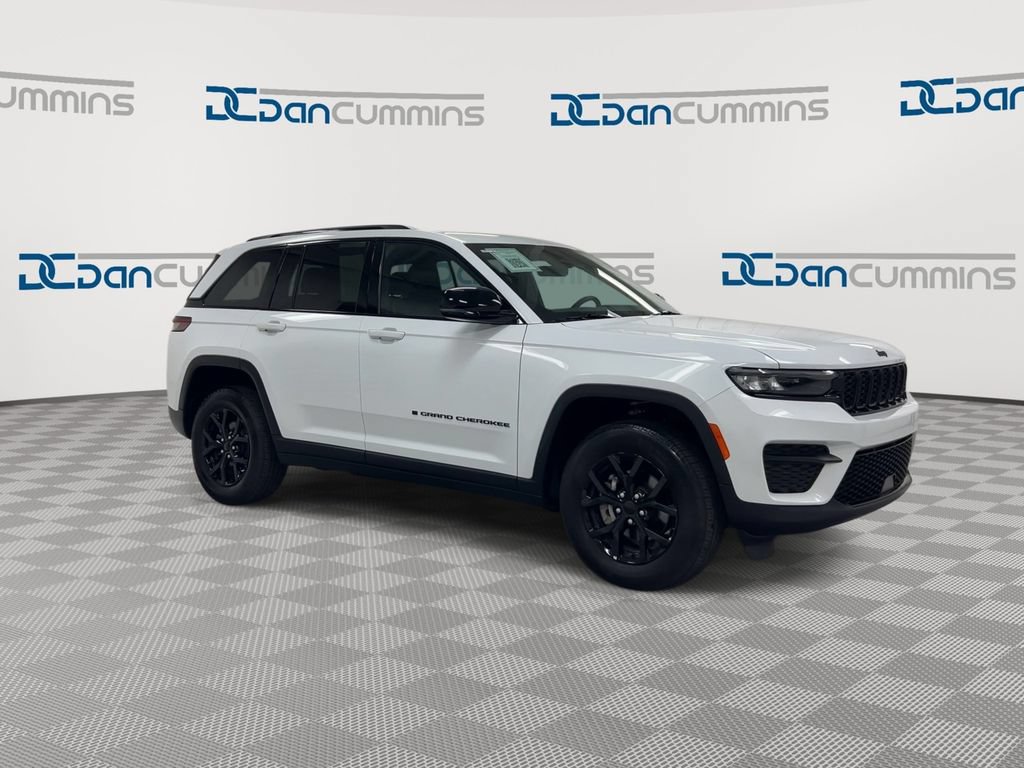 Used 2025 Jeep Grand Cherokee Altitude AWD/4WD image 2
