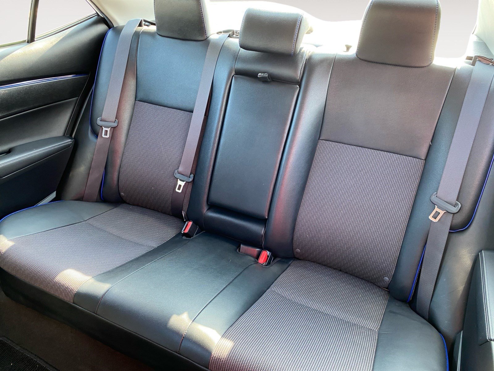 Used 2018 Toyota Corolla SE FWD image 16
