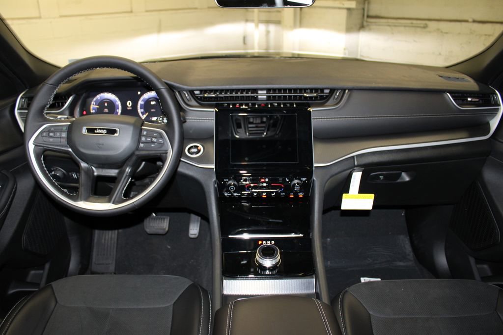 New 2025 Jeep Grand Cherokee Altitude image 9