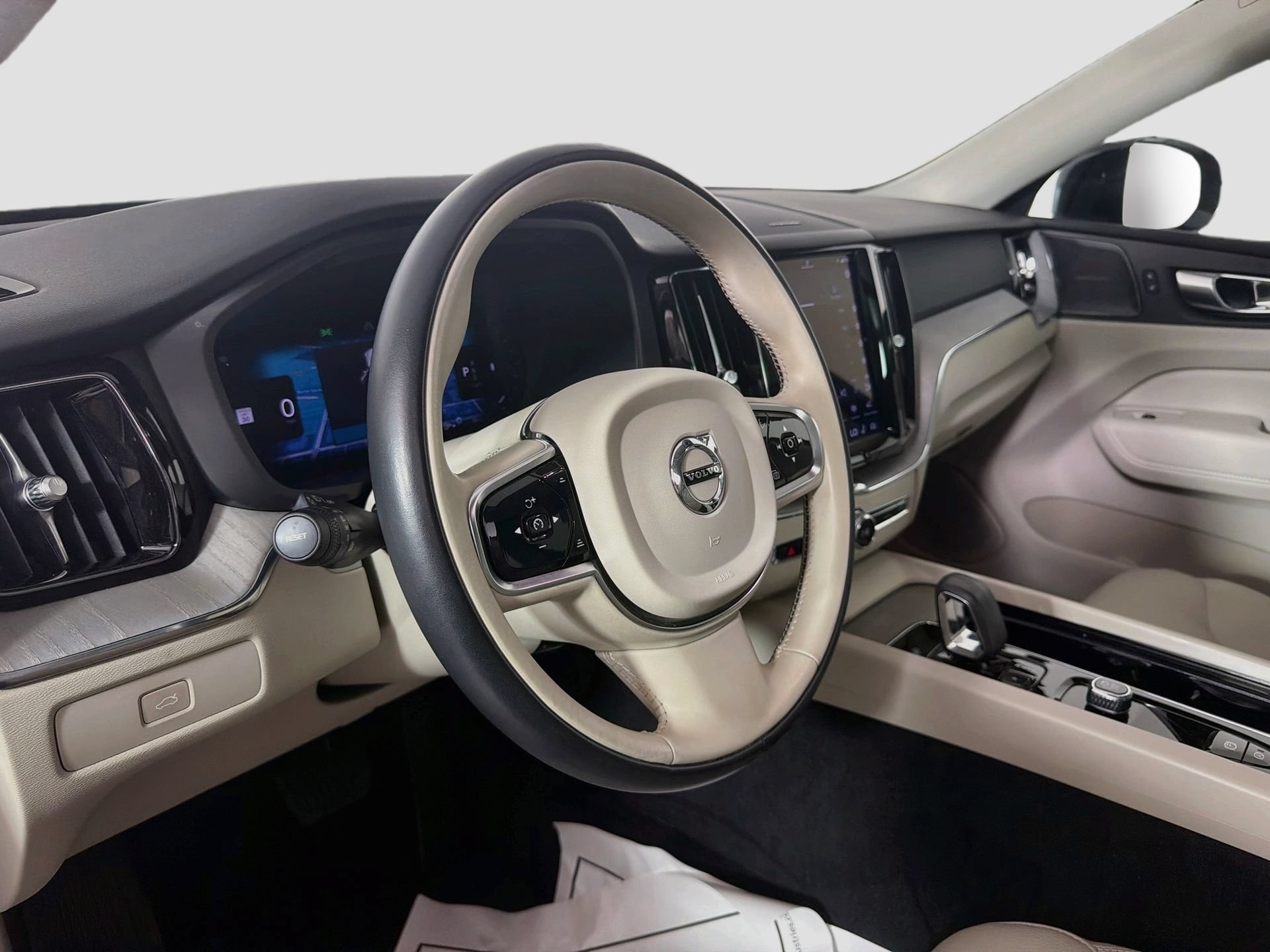 Certified 2024 Volvo XC60 B5 Plus AWD/4WD image 10