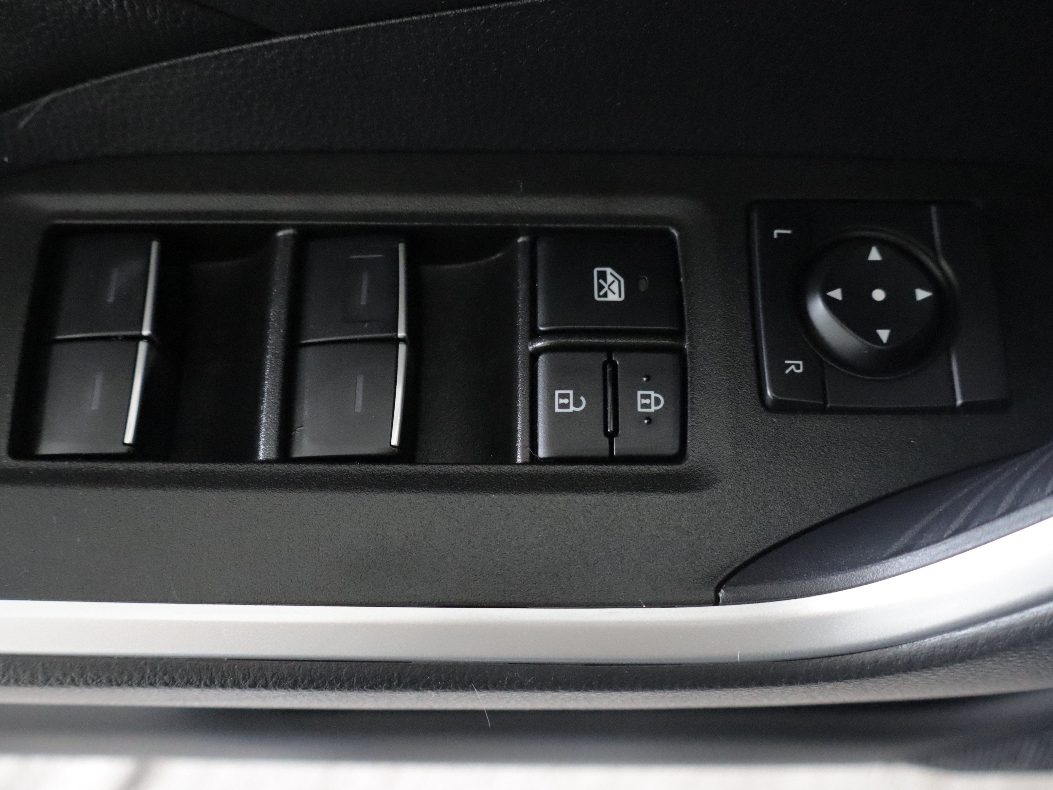 Used 2025 Toyota RAV4 XLE w/ Convenience Package AWD/4WD image 12