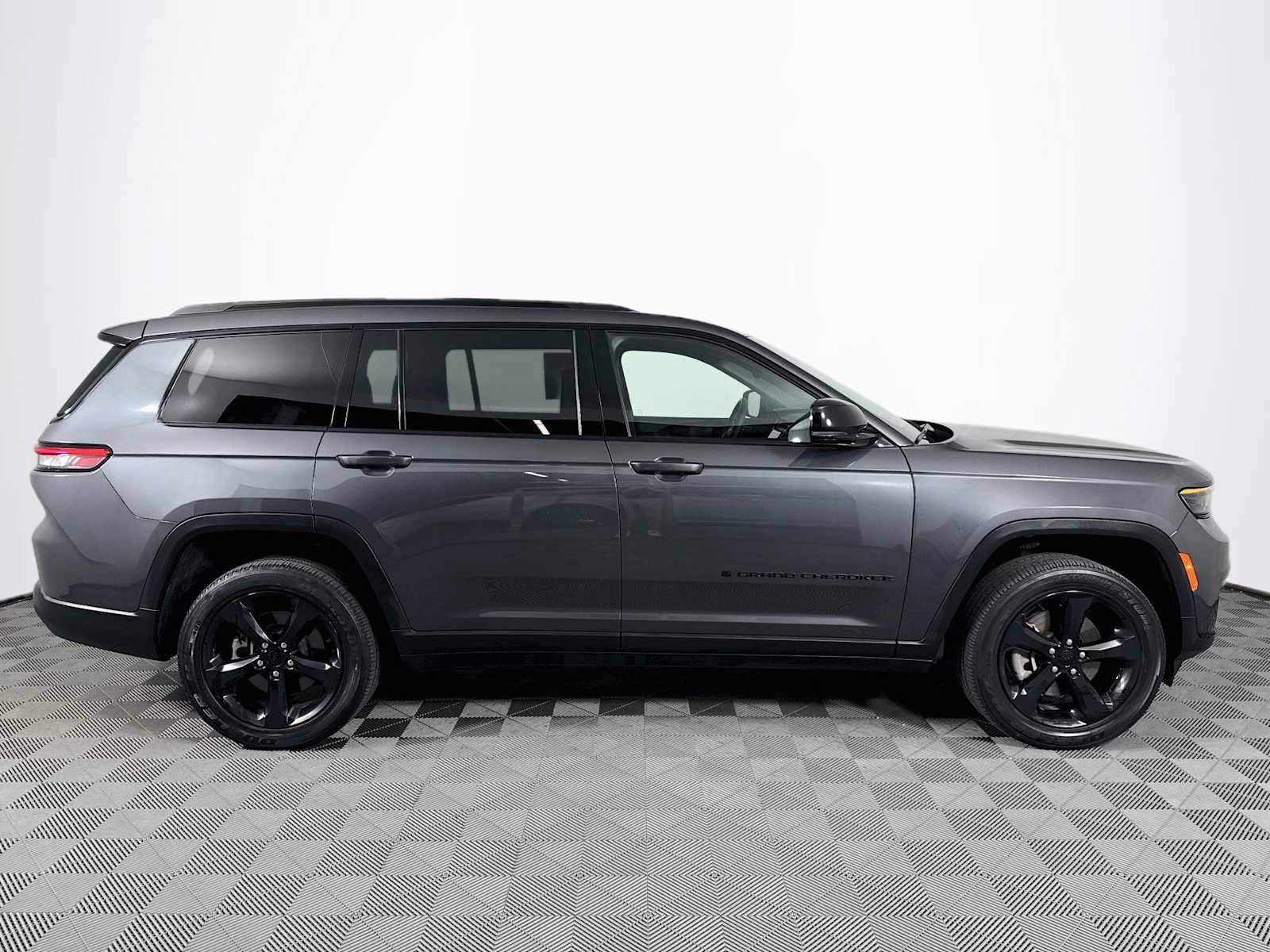Used 2023 Jeep Grand Cherokee L Altitude AWD/4WD image 4