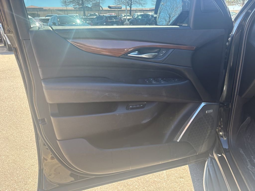 Used 2017 Cadillac Escalade Luxury image 9