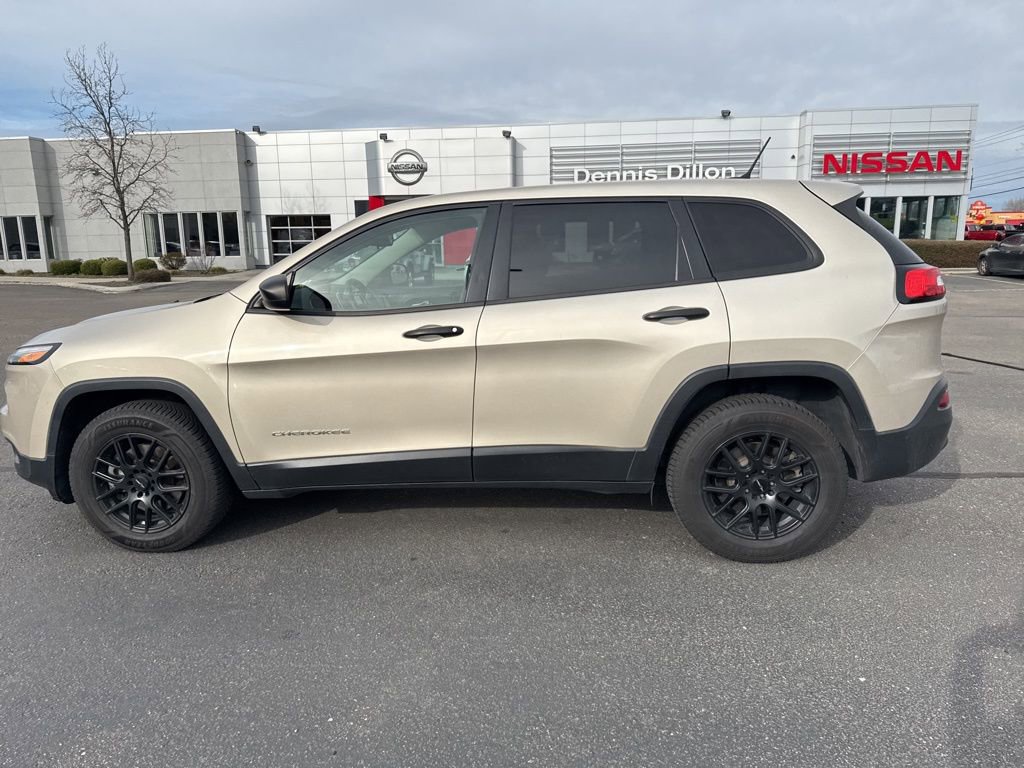 Used 2015 Jeep Cherokee Sport image 3