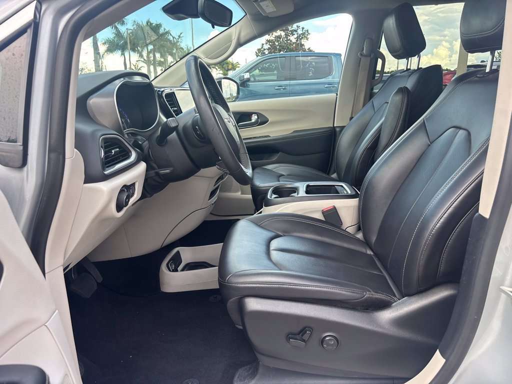 Used 2024 Chrysler Pacifica Touring-L FWD image 6