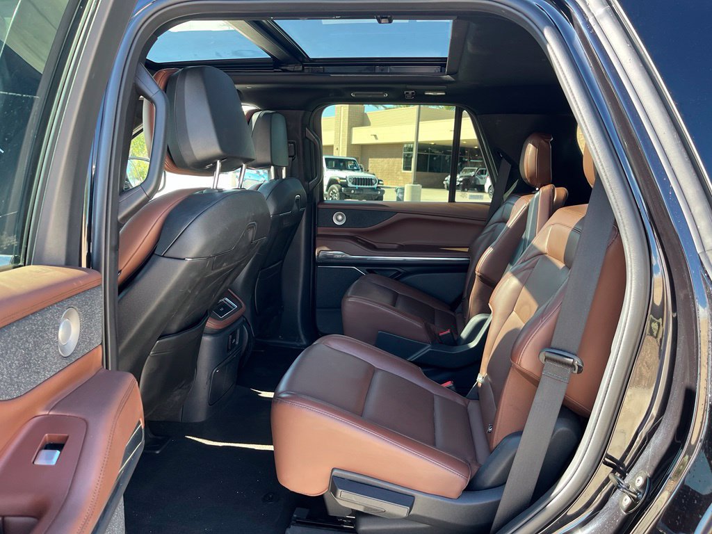 Used 2025 Lincoln Navigator Reserve AWD/4WD image 16