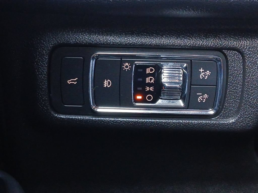 Used 2020 Lincoln Corsair Reserve FWD image 12