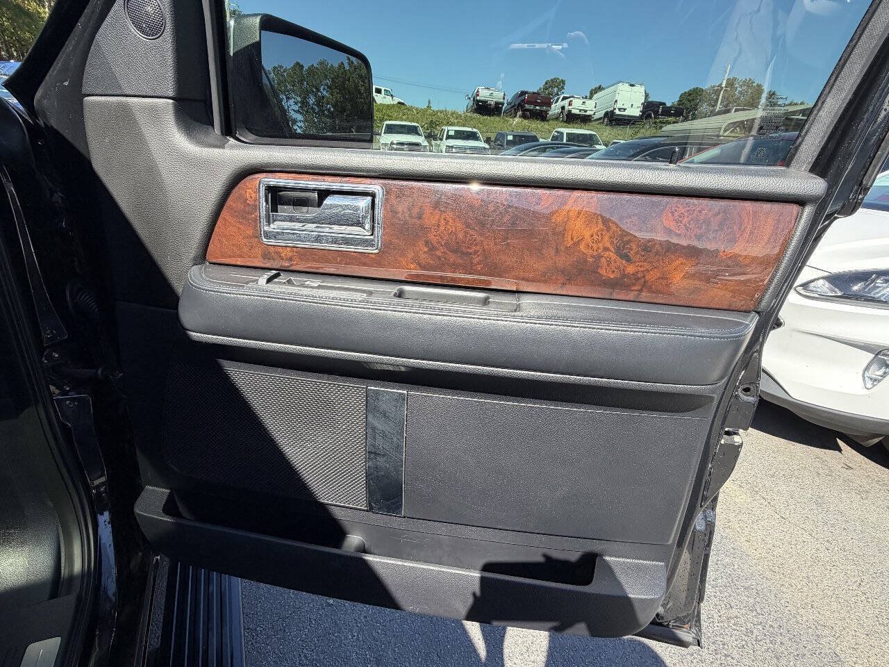 Used 2015 Lincoln Navigator L 2WD image 19