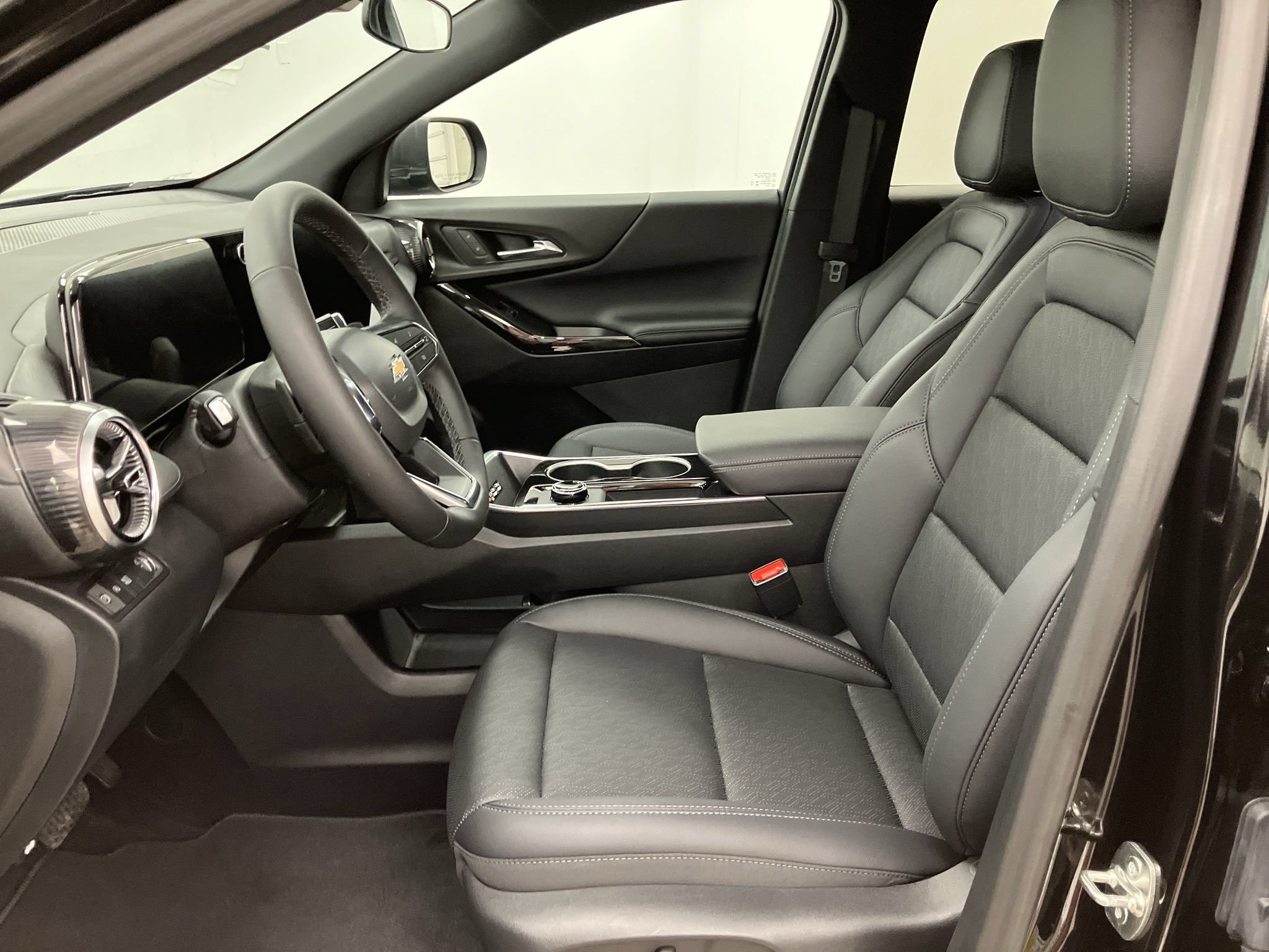 New 2027 Chevrolet Equinox LT w/ Convenience Package II FWD image 10