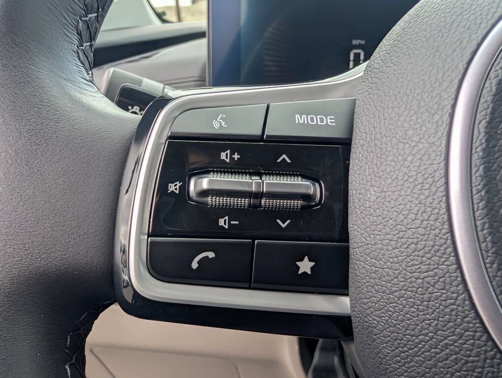 Certified 2025 Kia Carnival FWD image 20
