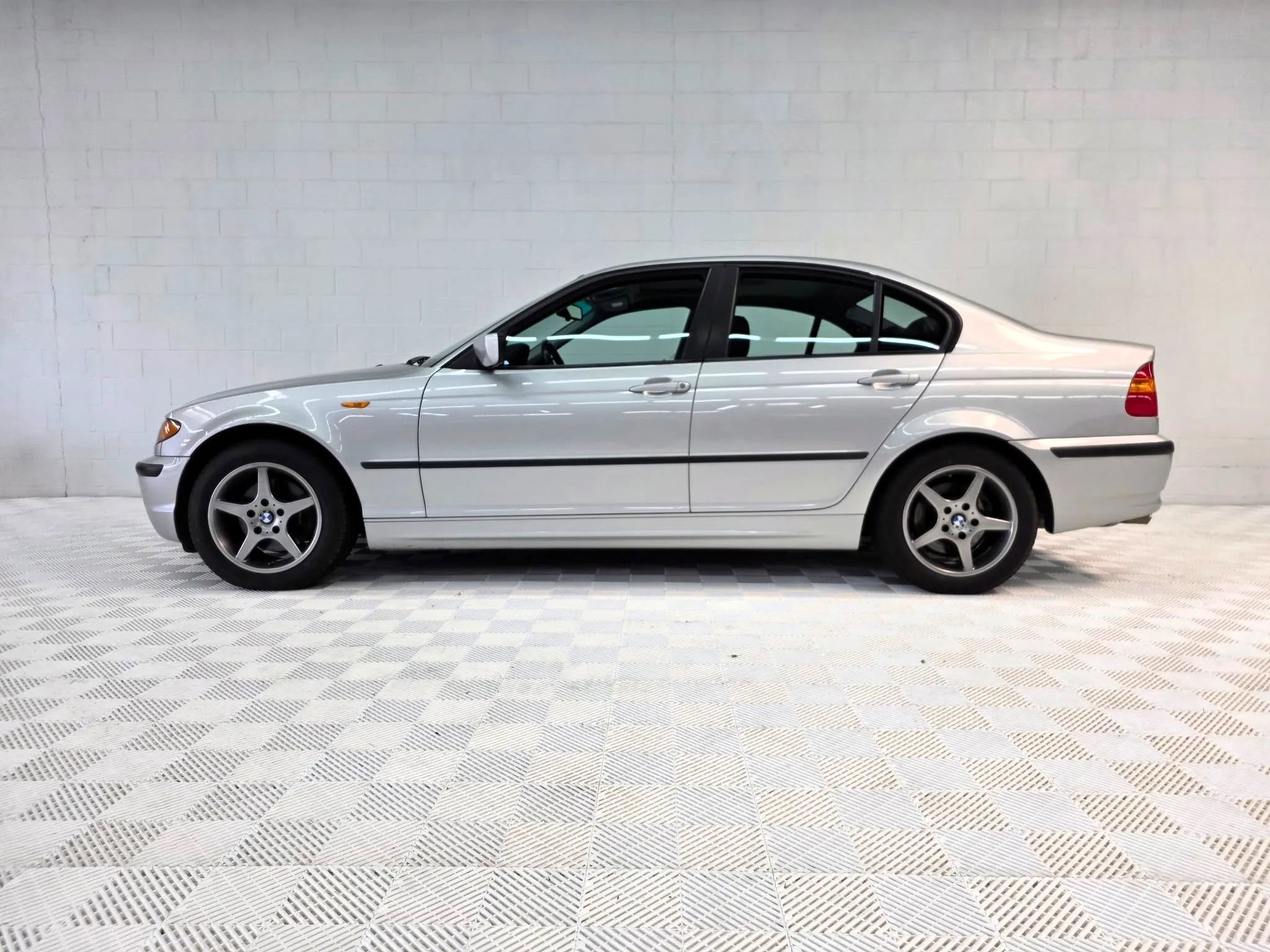 Used 2003 BMW 325i Sedan image 1