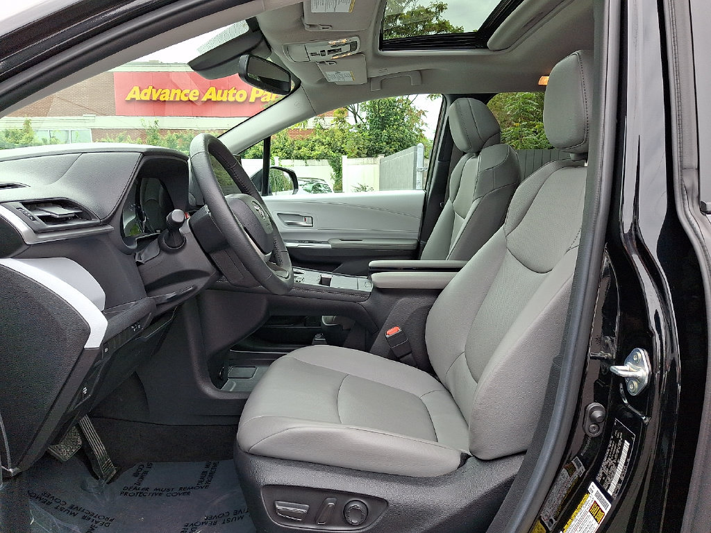 Used 2025 Toyota Sienna XLE FWD image 13