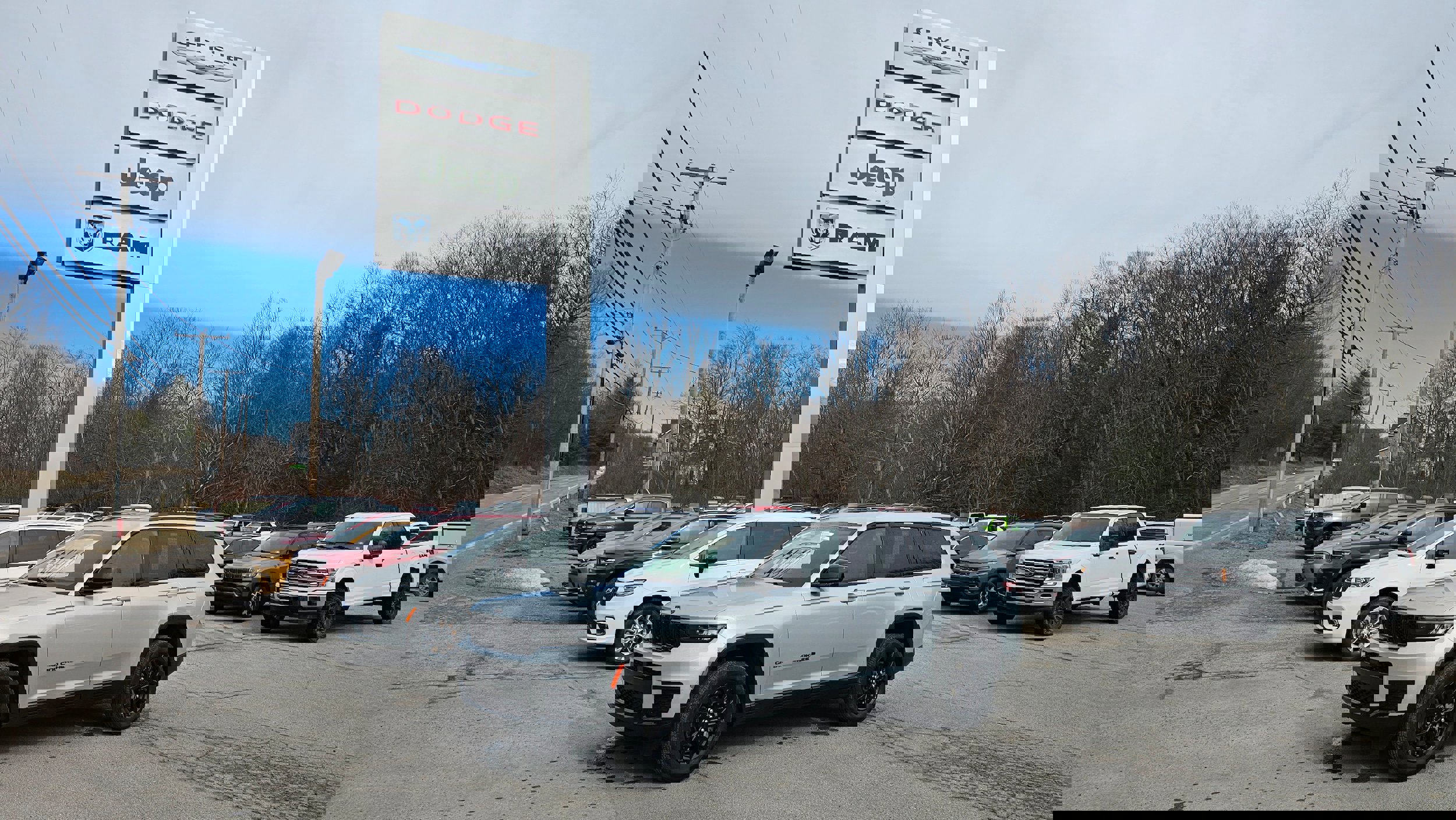 Used 2024 Jeep Grand Cherokee L Laredo image 1