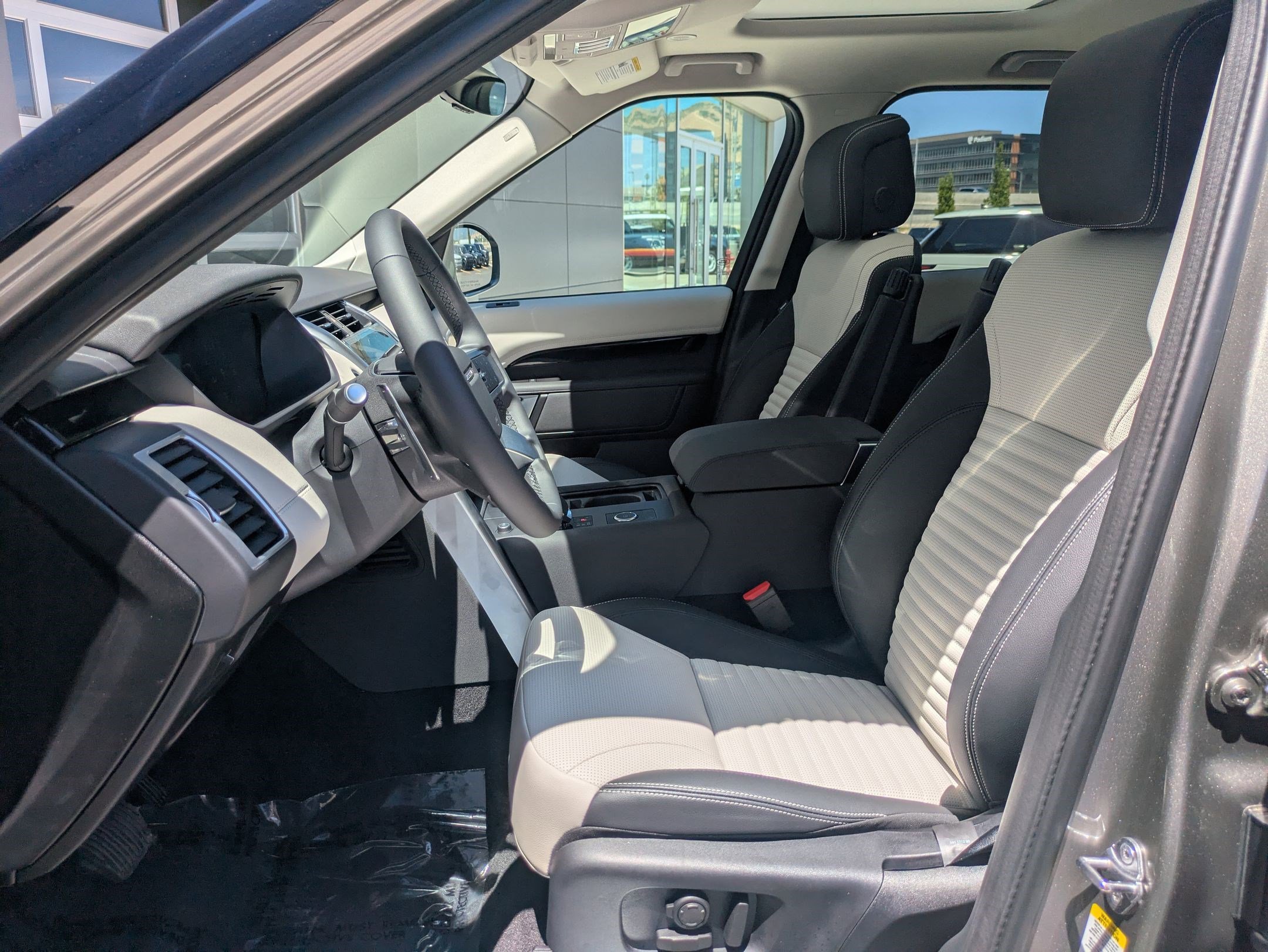 New 2025 Land Rover Discovery S image 16