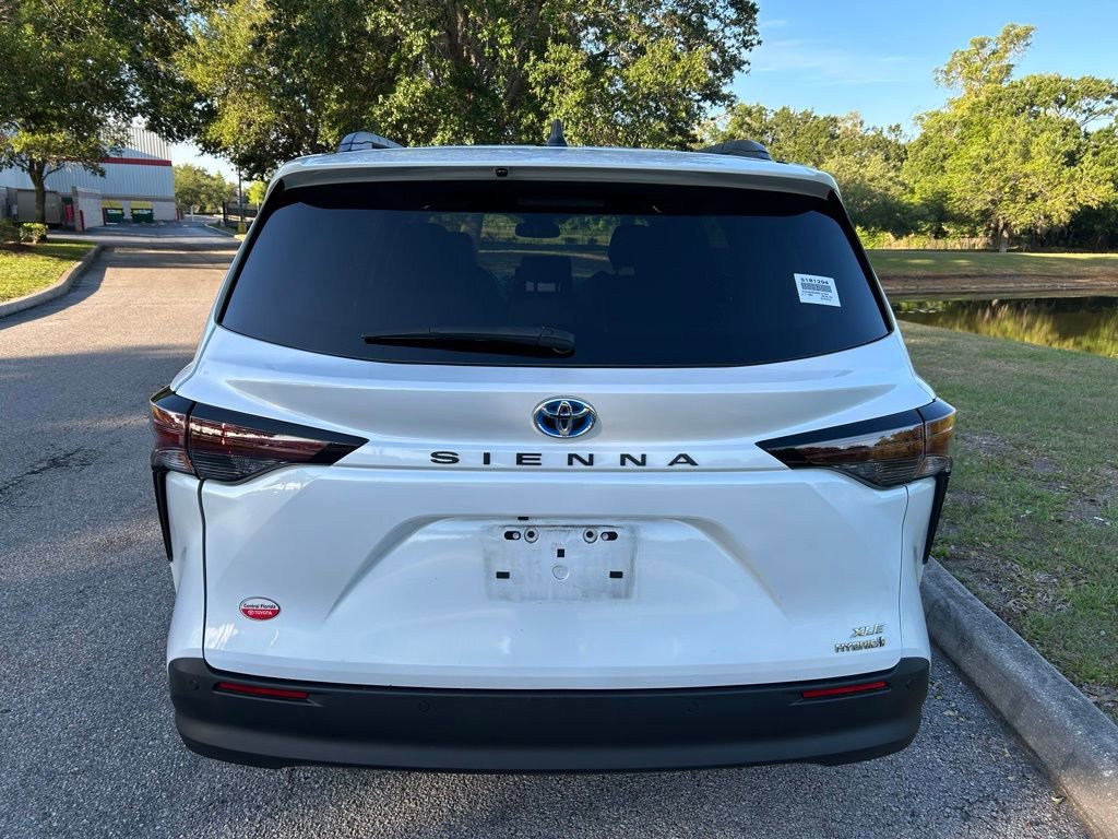 Used 2024 Toyota Sienna XLE FWD image 4