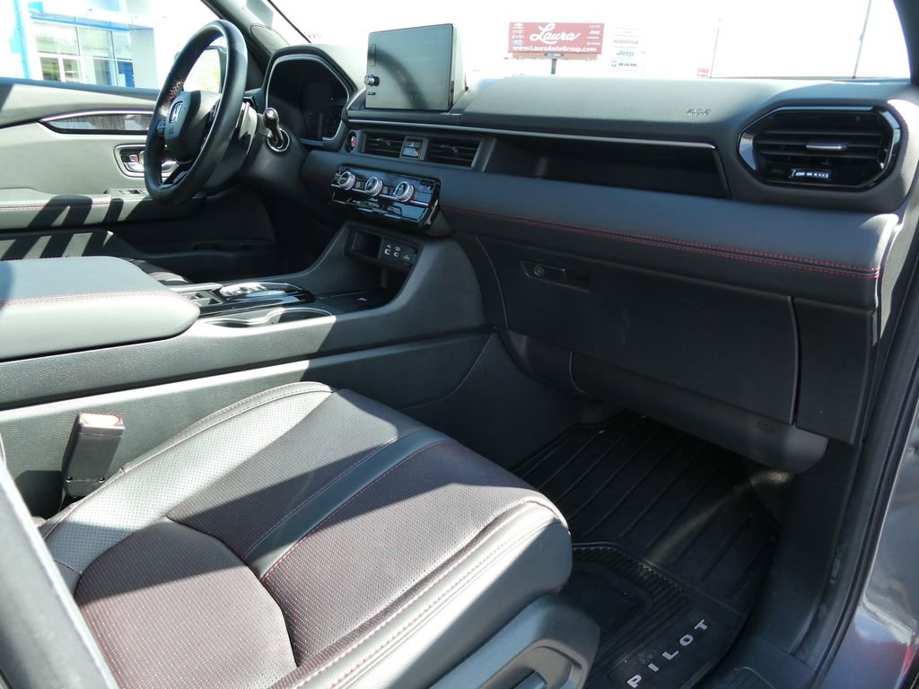 Used 2025 Honda Pilot Black Edition image 15