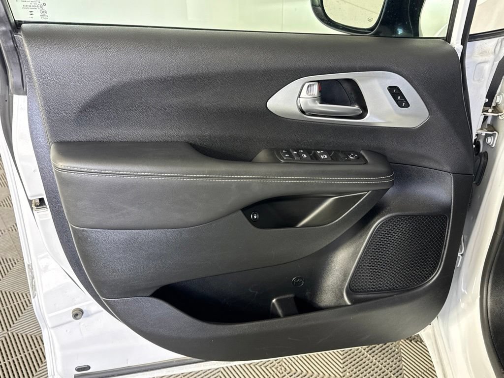 Certified 2024 Chrysler Pacifica Limited FWD image 25