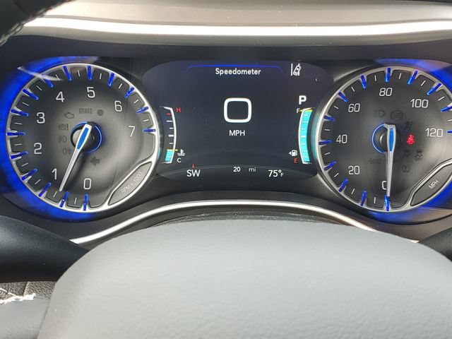 New 2027 Chrysler Pacifica Limited w/ Family Tech Group AWD/4WD image 21
