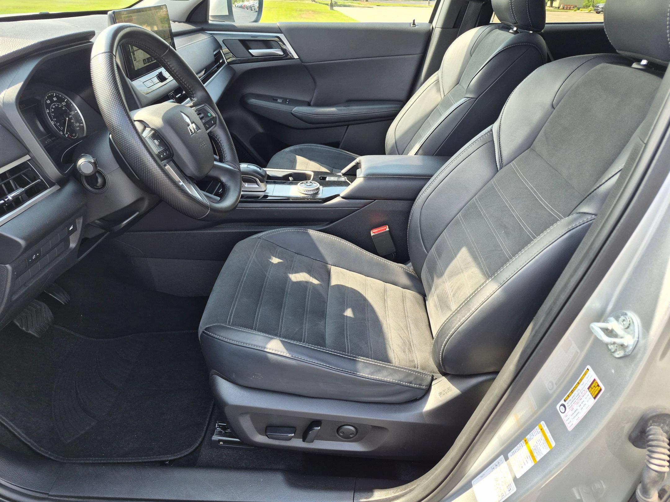 Used 2025 Mitsubishi Outlander AWD image 15