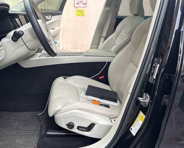 Used 2023 Volvo XC60 B5 Ultimate w/ Climate Package image 4