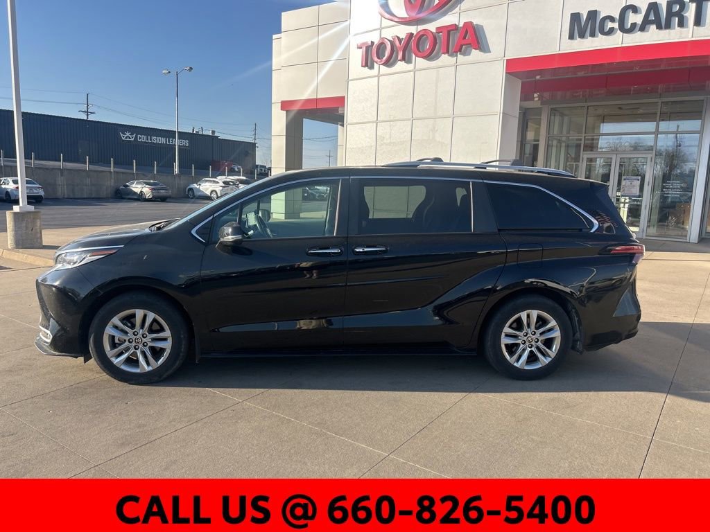 Used 2022 Toyota Sienna Limited image 15