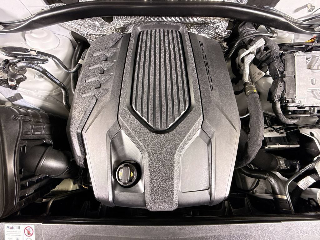 Certified 2023 Porsche Macan Turbo AWD/4WD image 29