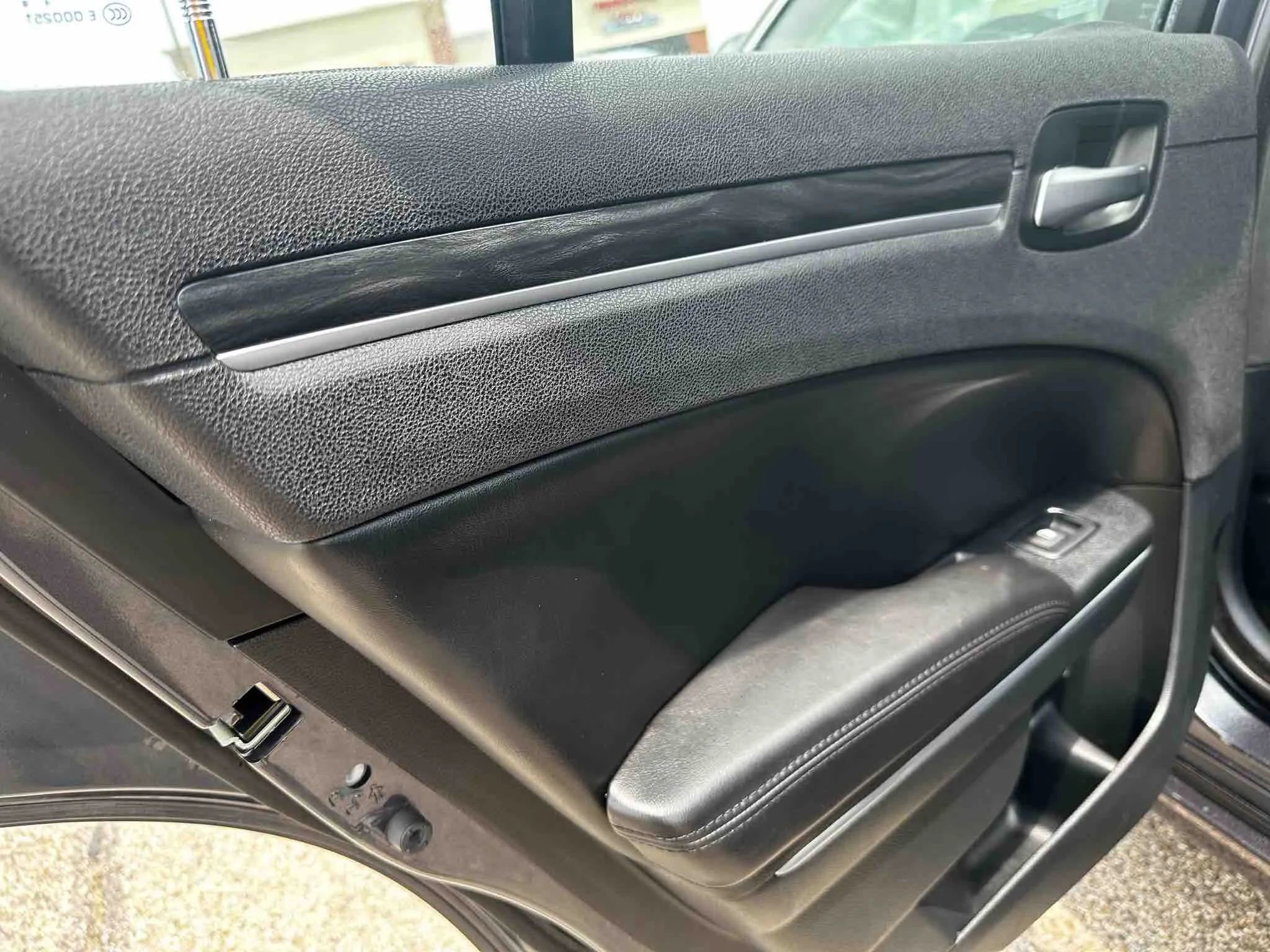 Used 2018 Chrysler 300 Touring w/ Driver Convenience Group image 35