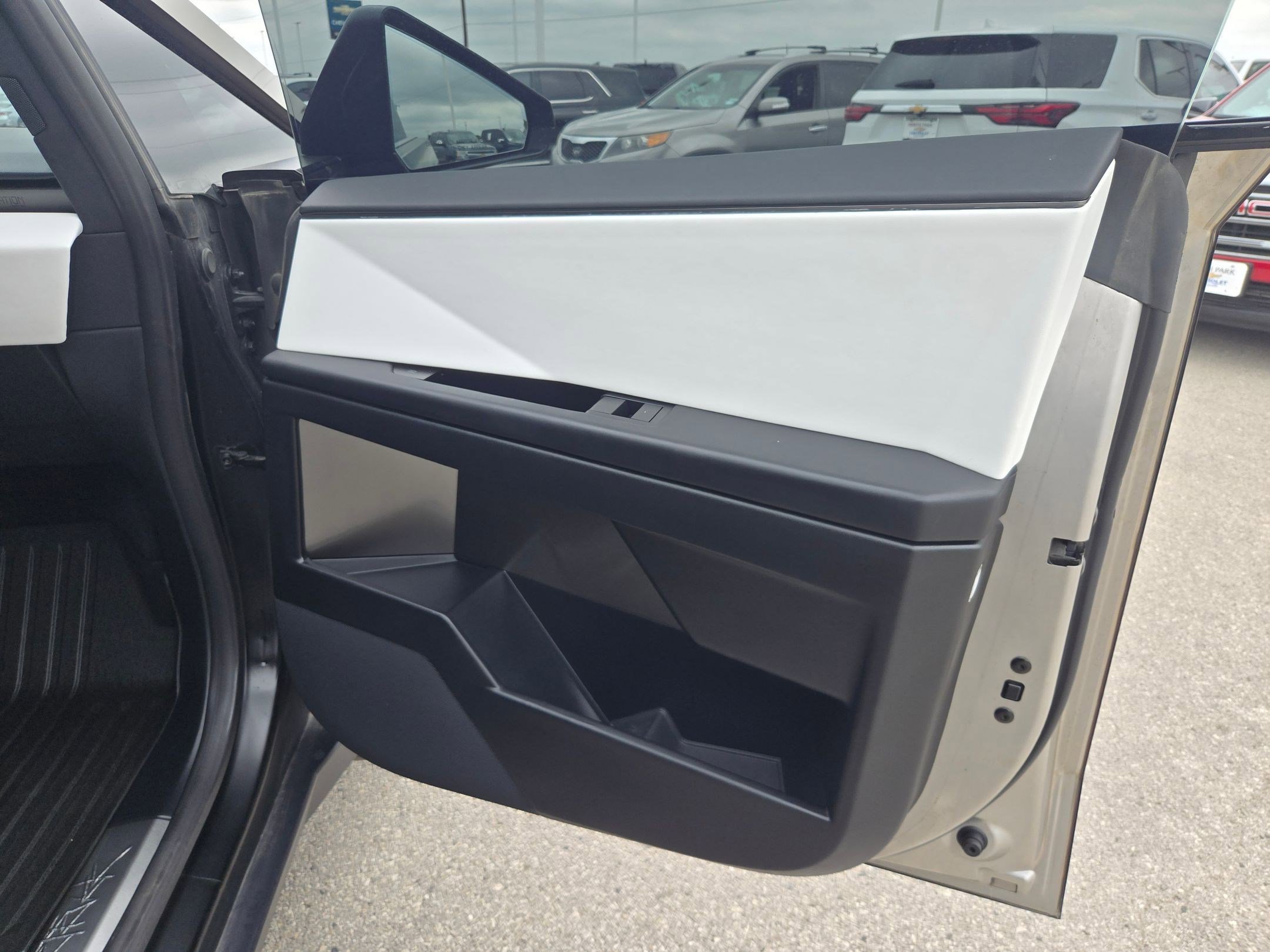 Used 2024 Tesla Cybertruck AWD Crew Cab image 27