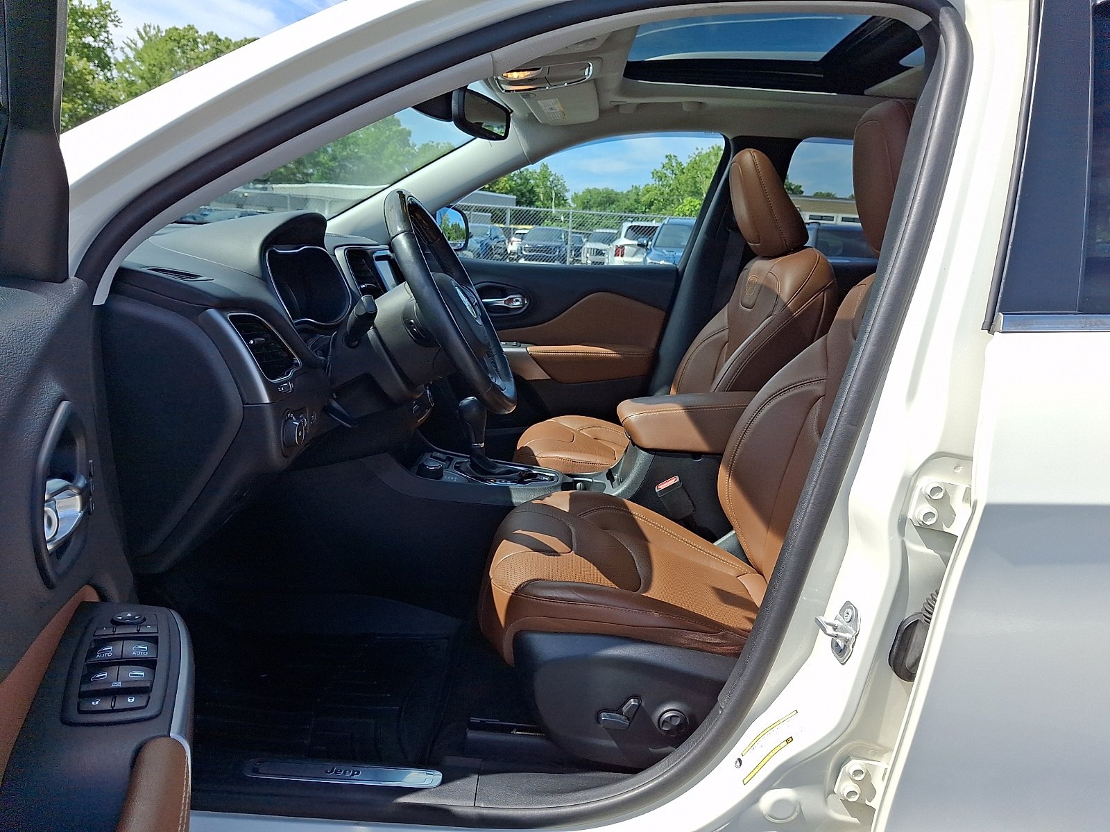 Used 2019 Jeep Cherokee Overland w/ Technology Group AWD/4WD image 16