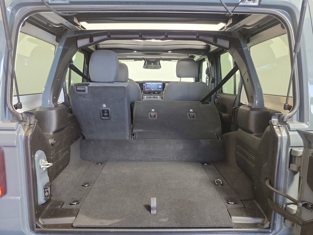 Used 2025 Jeep Wrangler Unlimited Sahara w/ Safety Group AWD/4WD image 26