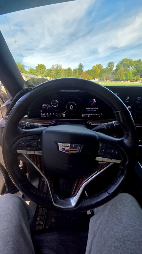 Used 2021 Cadillac Escalade Premium Luxury AWD/4WD image 4