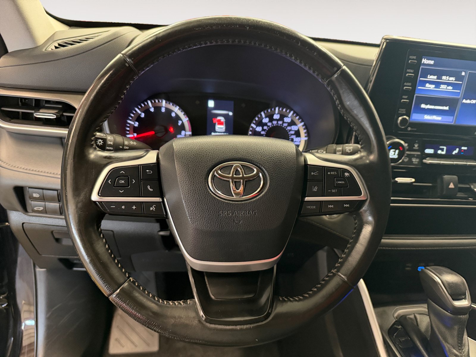 Used 2022 Toyota Highlander LE FWD image 14