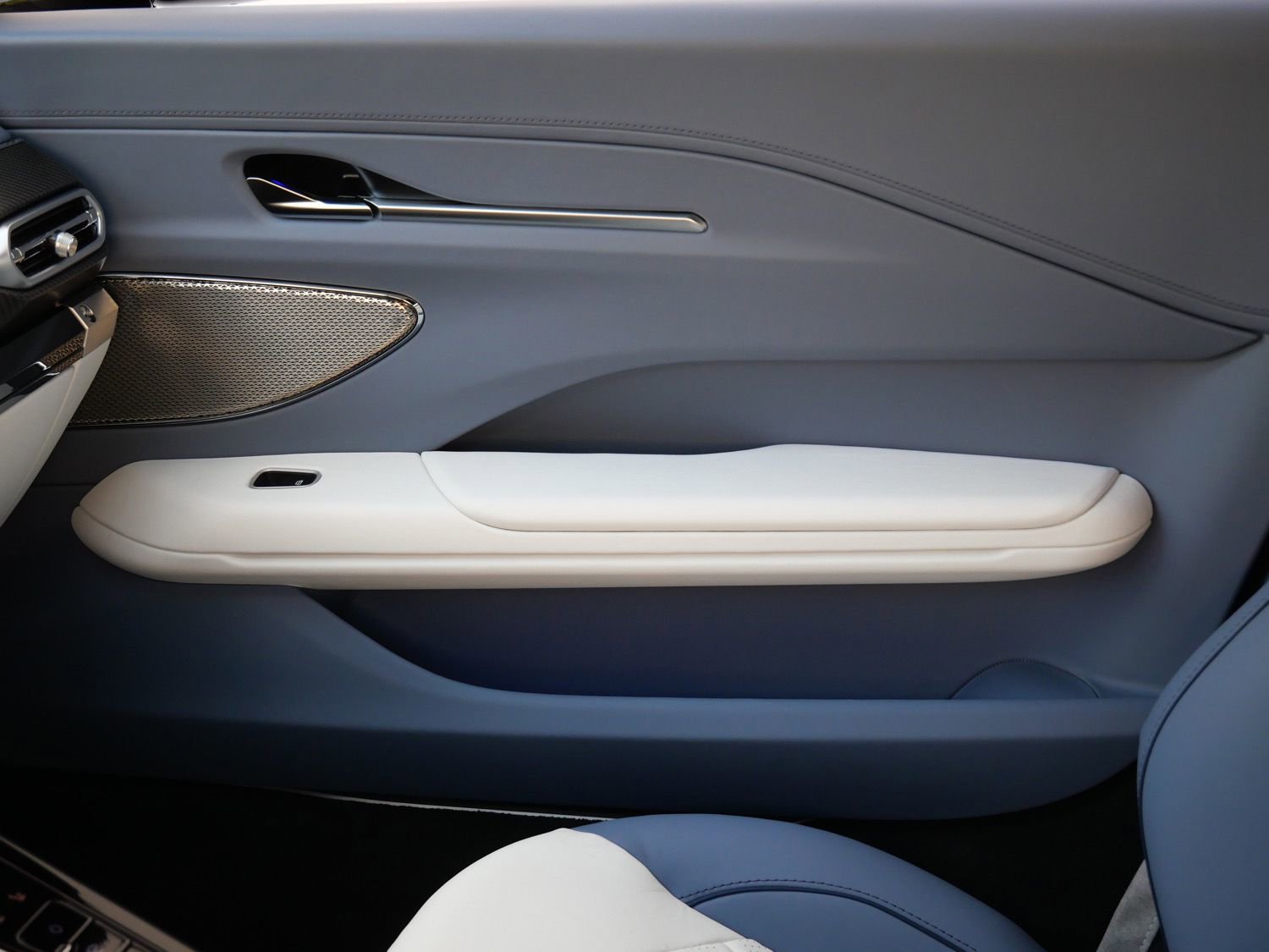New 2026 Aston Martin V8 Vantage S image 19