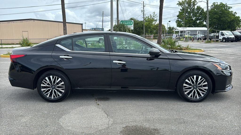 Used 2025 Nissan Altima 2.5 SV FWD image 6