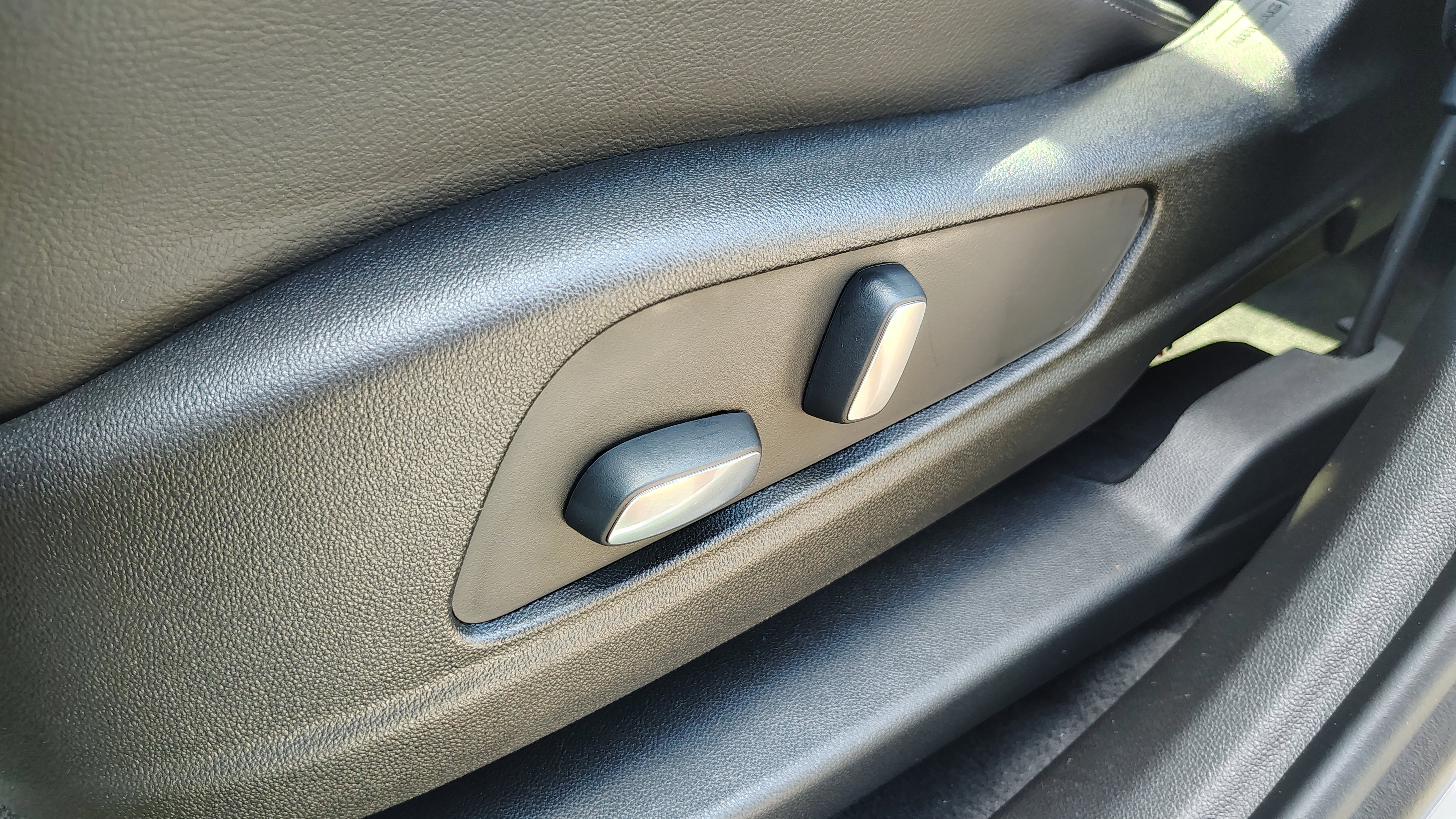 New 2025 Cadillac XT6 Luxury w/ LPO, Premium Carpet Package image 17