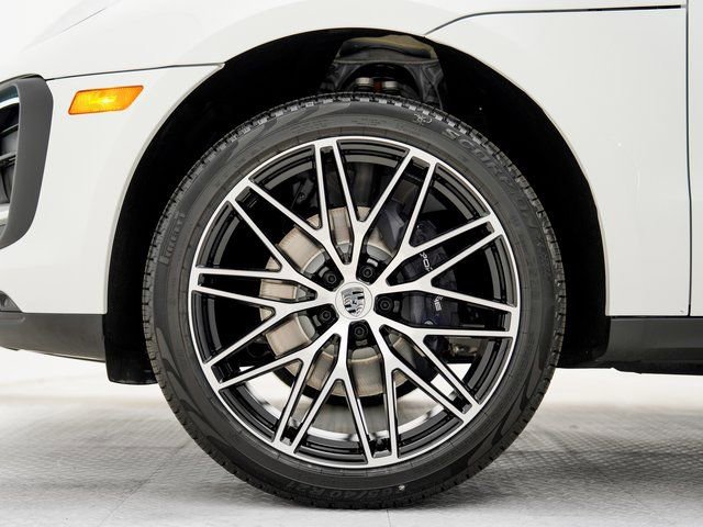 Certified 2025 Porsche Macan image 35