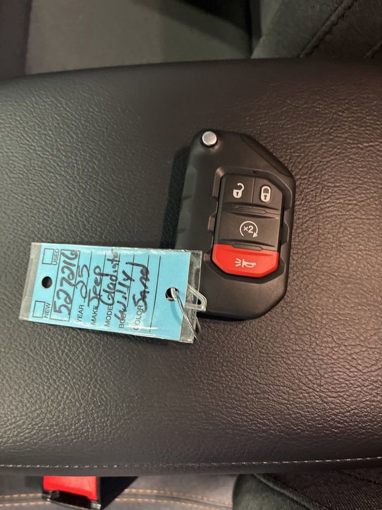 Used 2025 Jeep Gladiator Sport AWD/4WD image 16